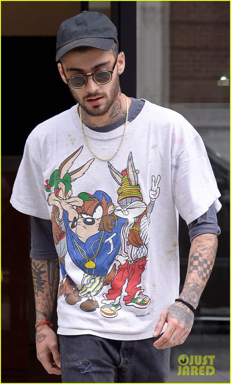 Zayn Malik Hangs Out With Gigi Hadid in His Bugs Bunny Shirt | Photo