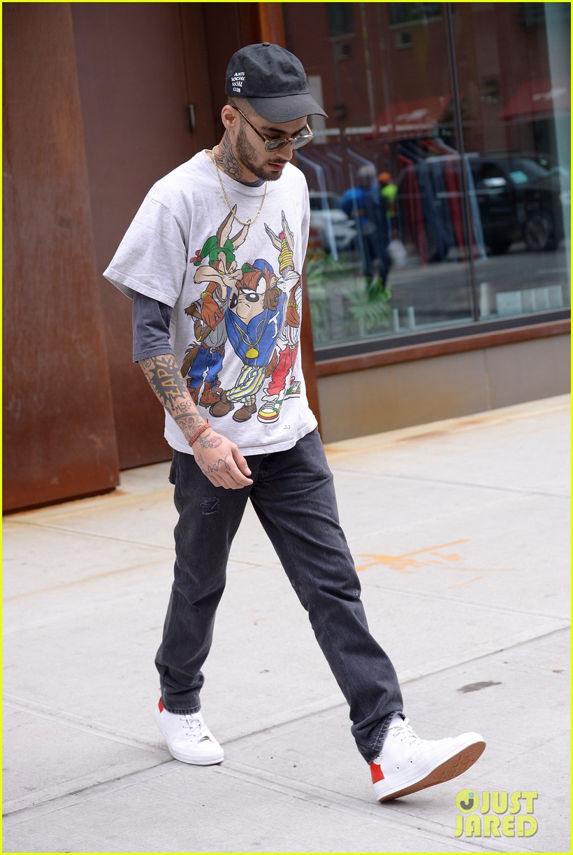 Zayn Malik Hangs Out With Gigi Hadid in His Bugs Bunny Shirt | Photo