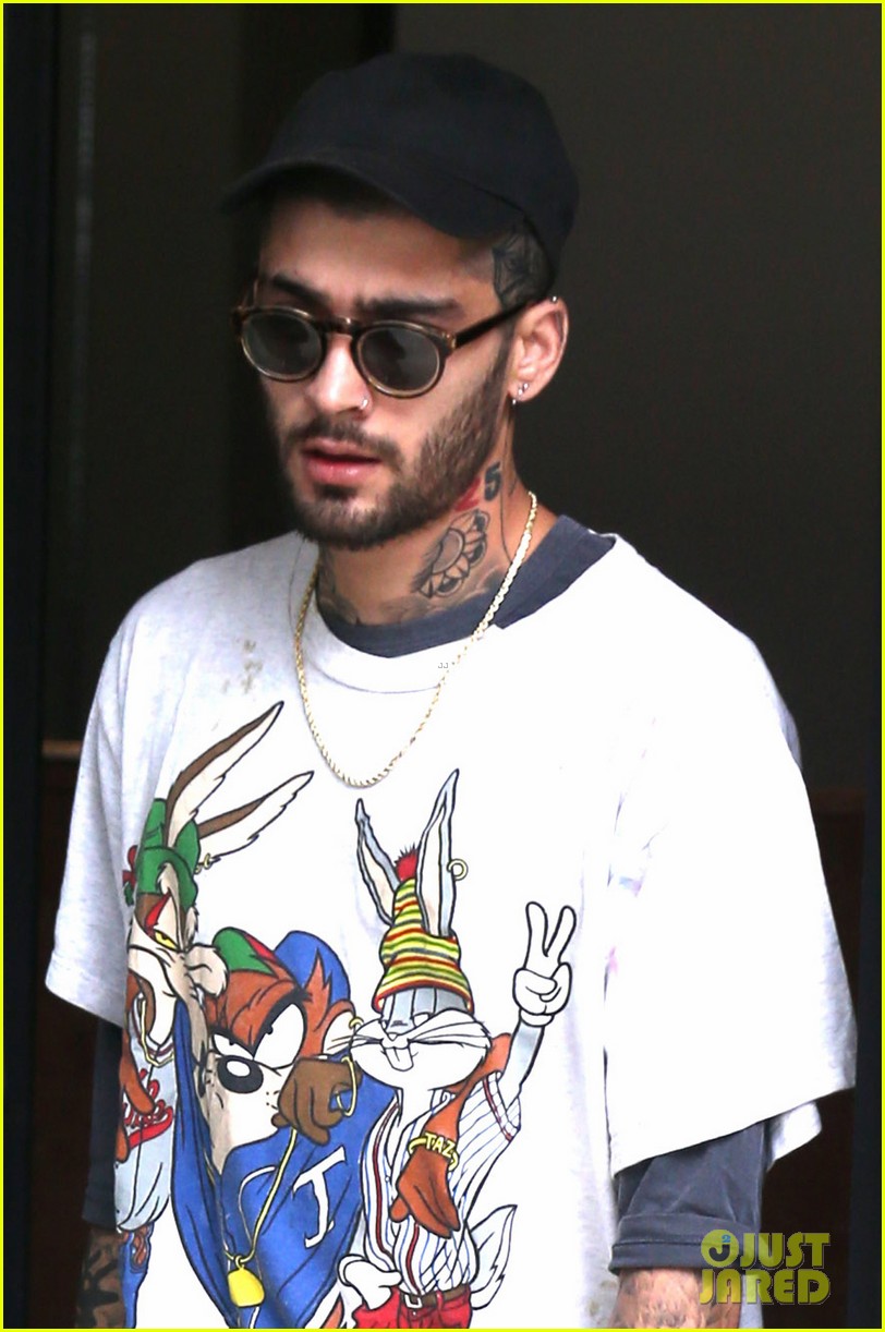 Zayn Malik Hangs Out With Gigi Hadid In His Bugs Bunny Shirt Photo 1158886 Photo Gallery 