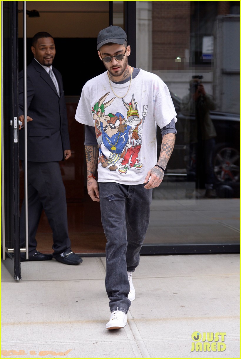 Zayn Malik Hangs Out With Gigi Hadid in His Bugs Bunny Shirt | Photo