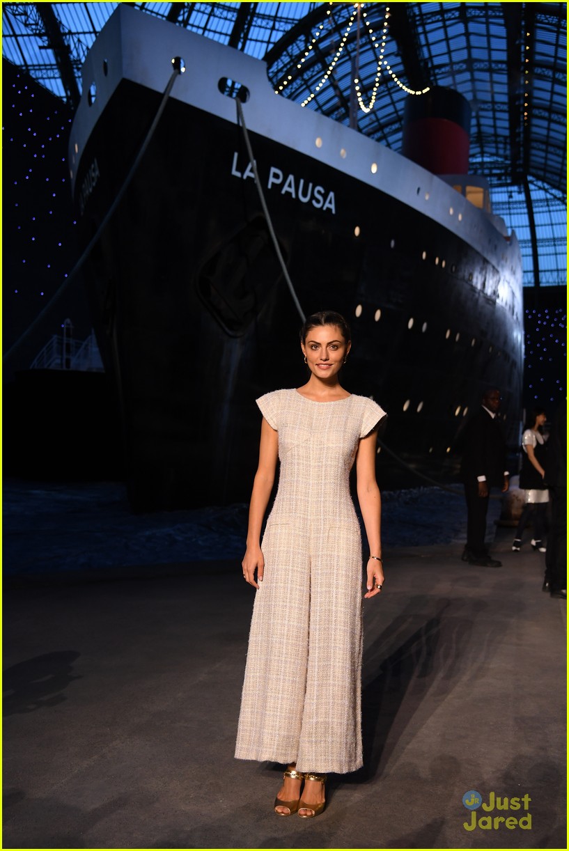 Phoebe Tonkin Brings Pure Elegance To Chanel Cruise Fashion Collection Show In Paris Photo 1157492 Daniel Gillies Phoebe Tonkin Television The Originals Pictures Just Jared Jr