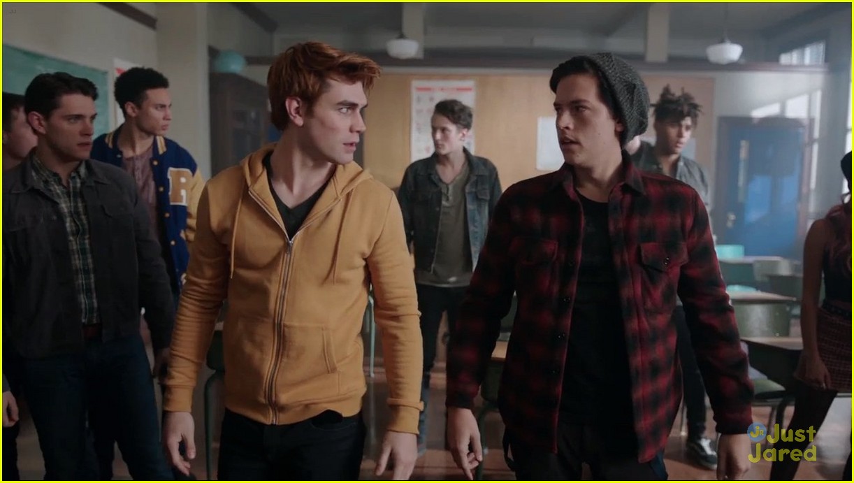 Archie & Jughead Try to Keep The Peace between Bulldogs & Serpents on