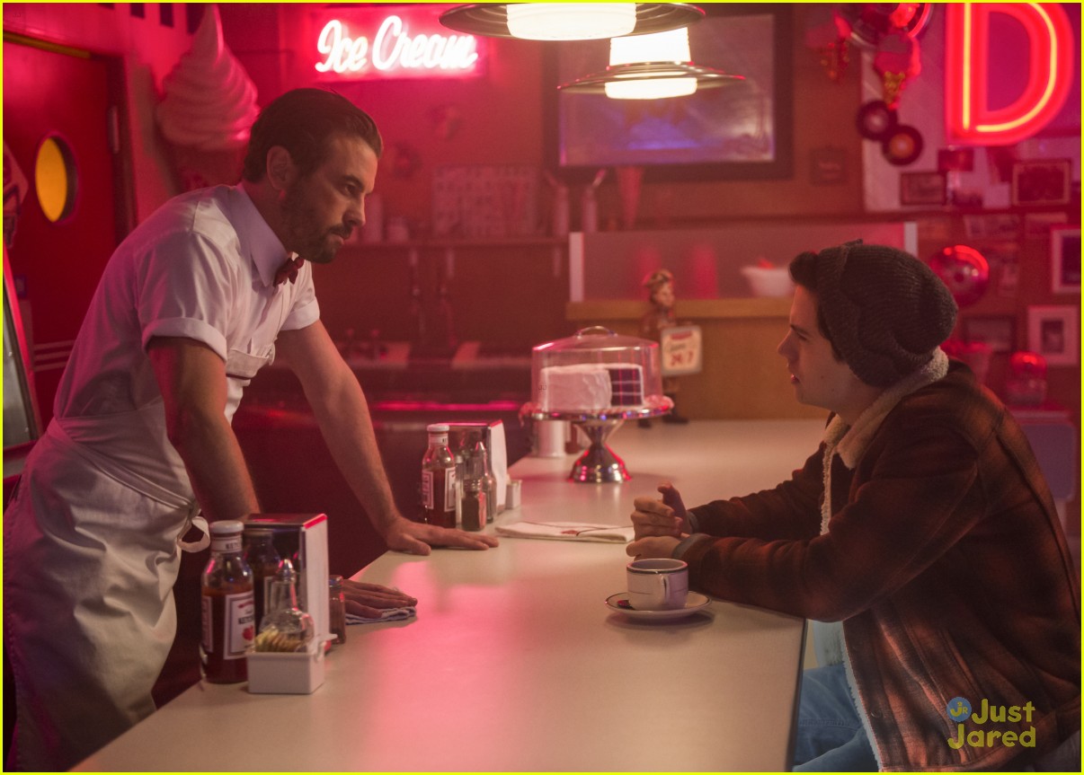 Archie & Jughead Try to Keep The Peace between Bulldogs & Serpents on