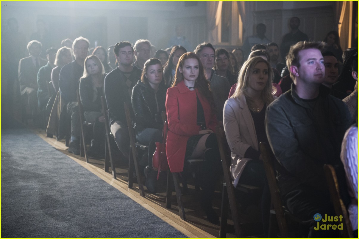 Archie & Jughead Try to Keep The Peace between Bulldogs & Serpents on