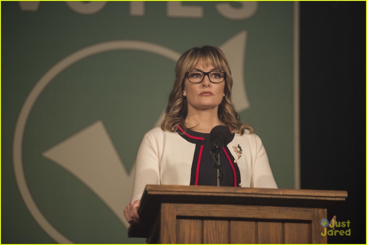 Archie & Jughead Try to Keep The Peace between Bulldogs & Serpents on