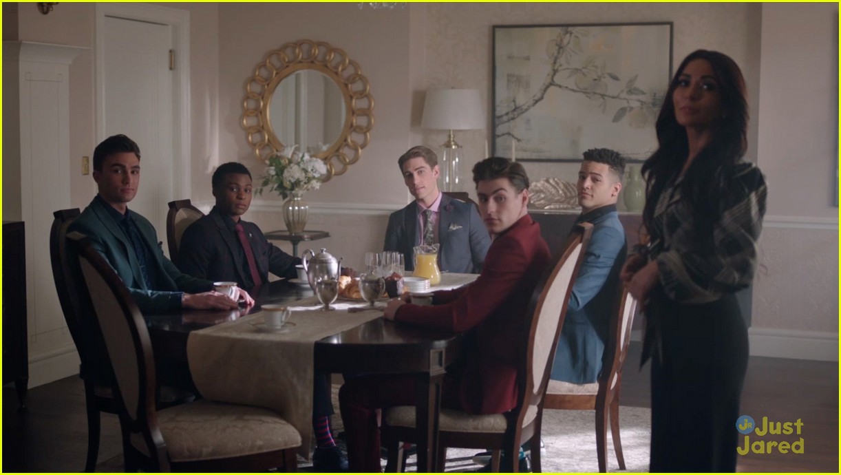 Archie & Jughead Try to Keep The Peace between Bulldogs & Serpents on