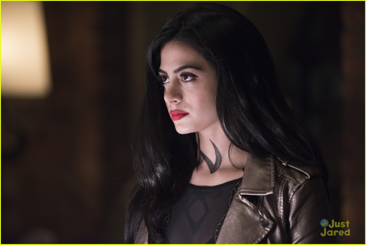 Clary, Alec & Izzy Team Up To Try & Stop The Owl on 'Shadowhunters ...