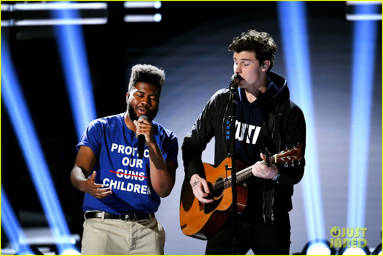 Shawn Mendes Performs with Show Choir from MSD High School at BBMAs