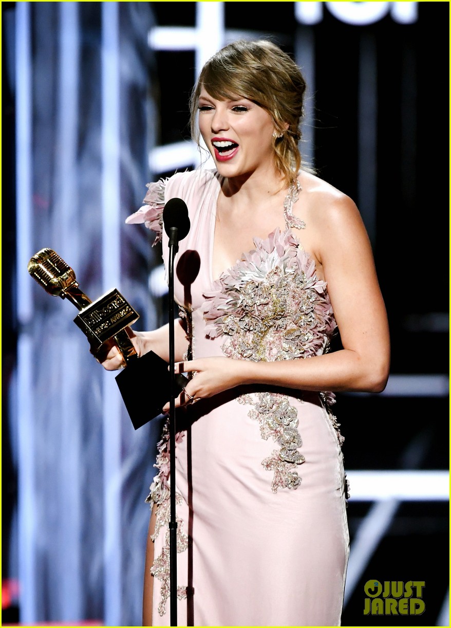 Taylor Swift Wins Big During Her Billboard Music Awards Return! Photo