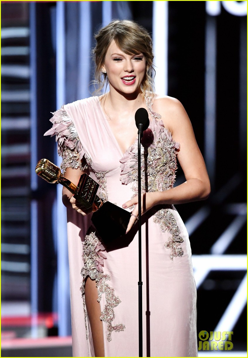 Taylor Swift Wins Big During Her Billboard Music Awards Return! | Photo ...