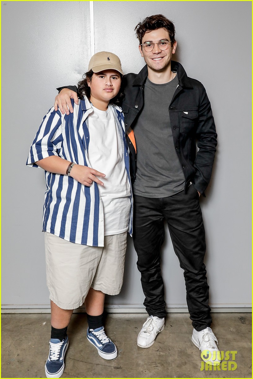 kj apa looks sharp at oz comic con in melbourne 02