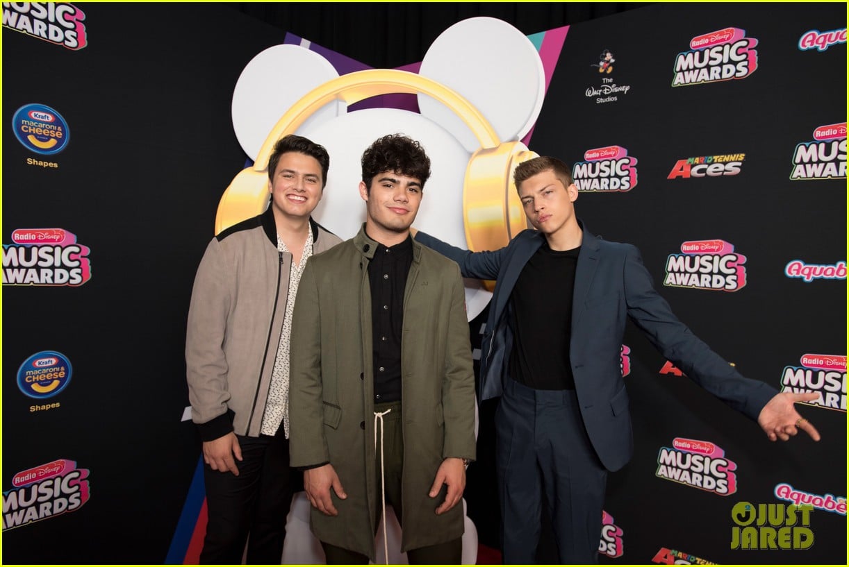echosmith take a photo with ardy at the rdmas 03