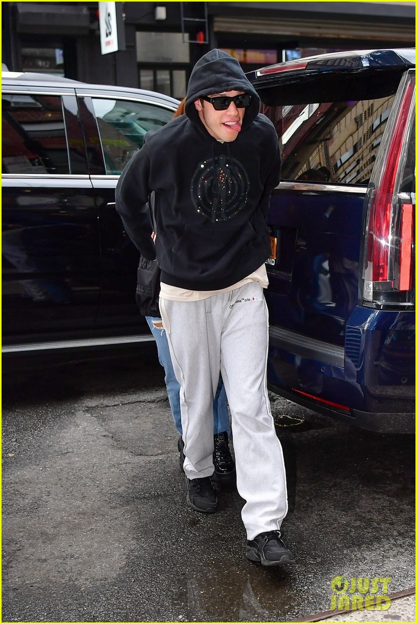 ariana grande pete davidson kiss while shopping 36