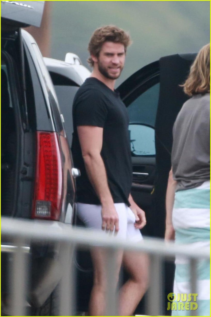 Liam Hemsworth Looks So Hot In New Beach Photos Photo 1164463 Photo Gallery Just Jared Jr