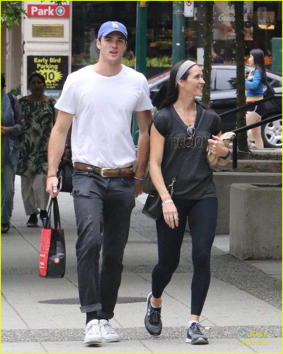 Jacob Elordi Checks Out Vancouver With His Mom During Downtime From ‘2
