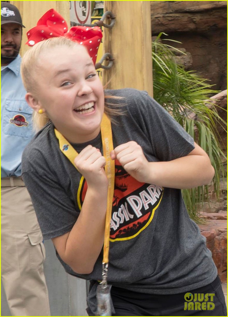 JoJo Siwa Escapes Raptor Encounter at Universal Studios Hollywood