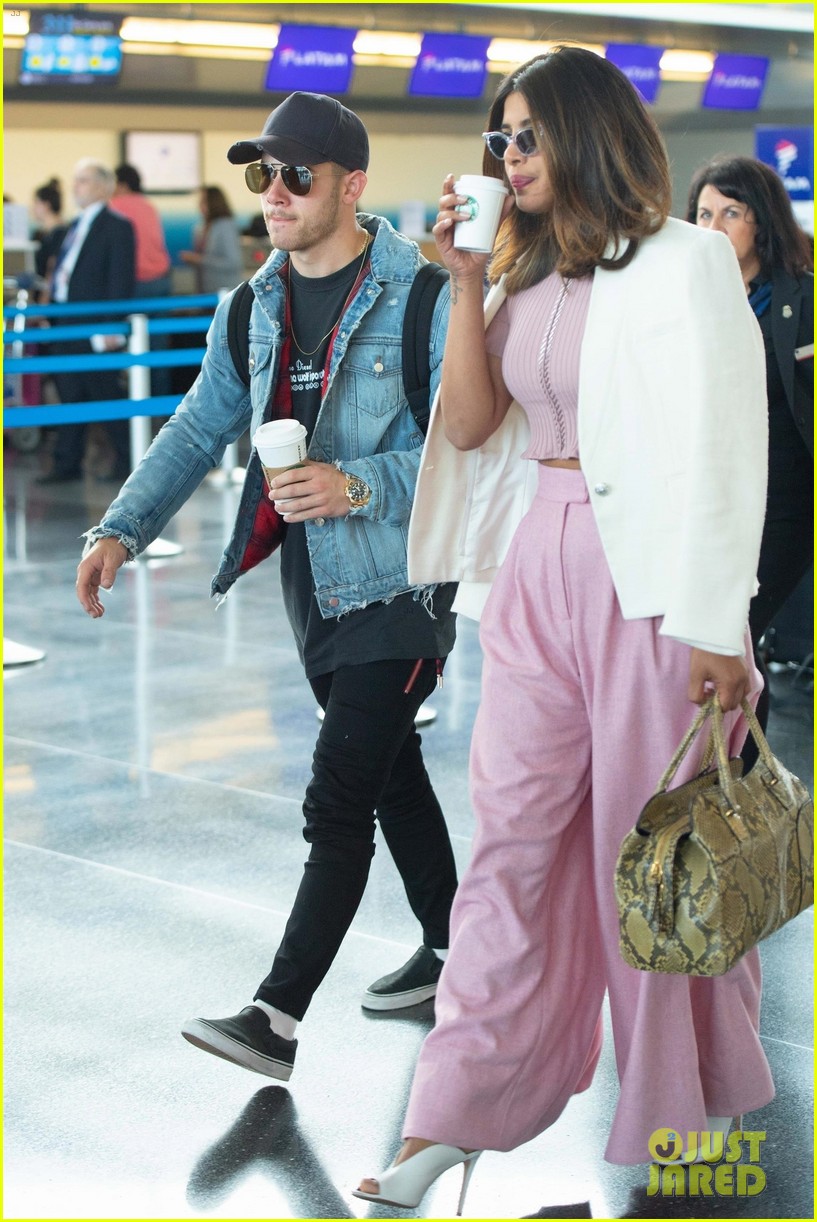 Full Sized Photo of nick jonas and priyanka chopra arrive at jfk