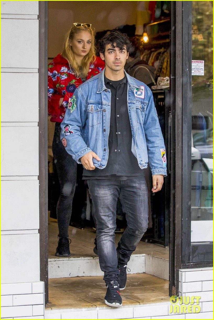 Full Sized Photo of joe jonas and sophie turne do some shopping in