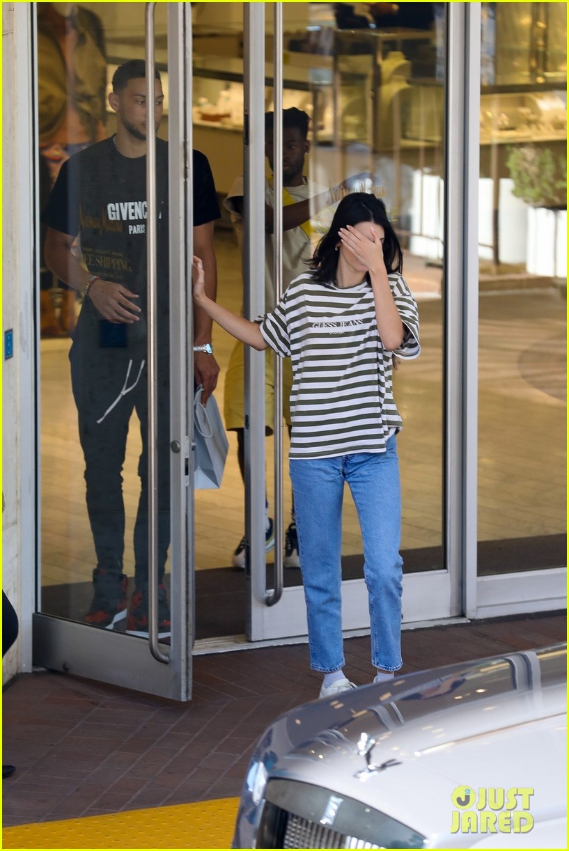 Kendall Jenner Gets In Retail Therapy With Her Rumored Babefriend Photo Photo