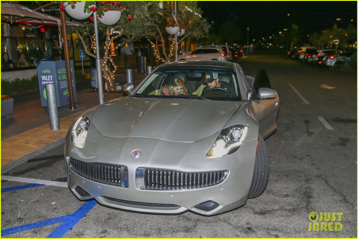 taylor lautner keeps it casual for dinner at katsuya 04