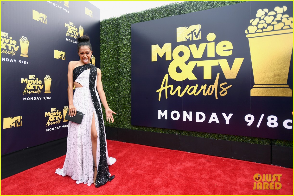 Liza Koshy & Eva Gutowski Get Glam For MTV Movie & TV Awards 2018