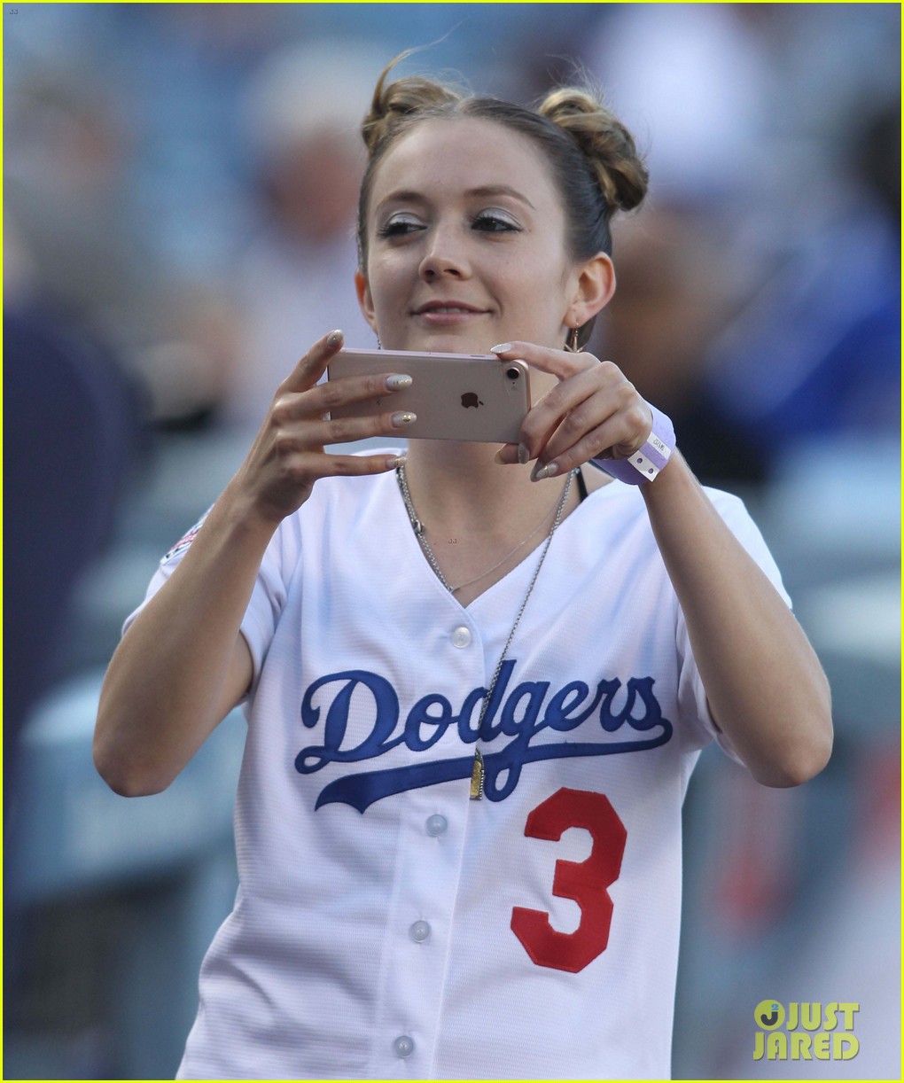 Billie Lourd Throws Out First Pitch at Dodgers' 'Star Wars' Night ...