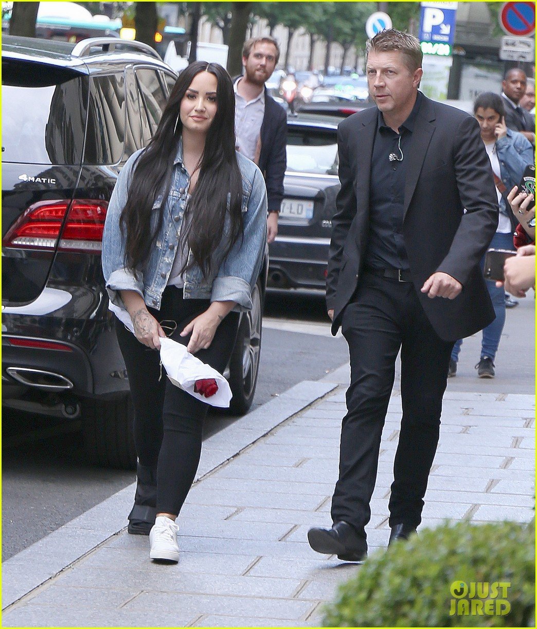 Demi Lovatos Bodyguard Max Joins Her In Paris After Apologizing For