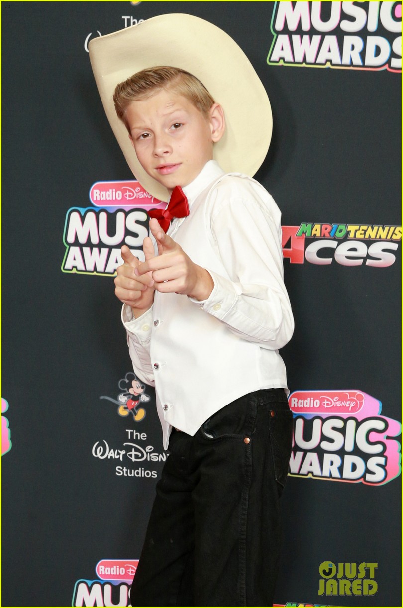 Full Sized Photo of mason ramsey 2018 radio disney music awards 04