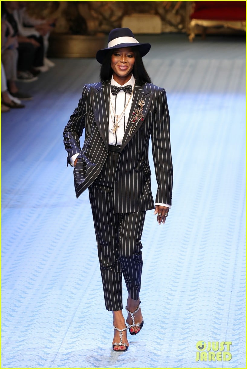 naomi campbell walks dolce gabbana mens runway 02