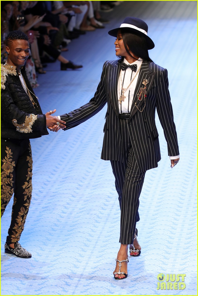 naomi campbell walks dolce gabbana mens runway 06