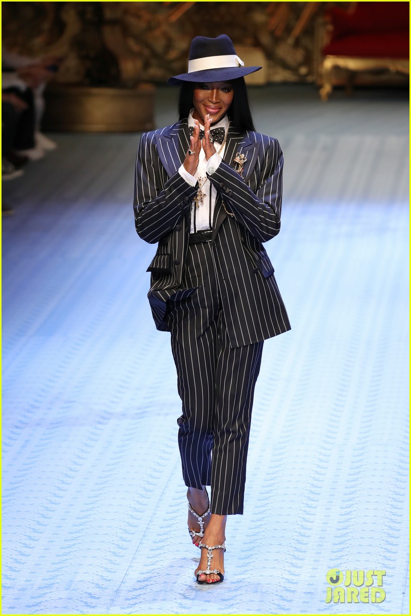 naomi campbell walks dolce gabbana mens runway 13