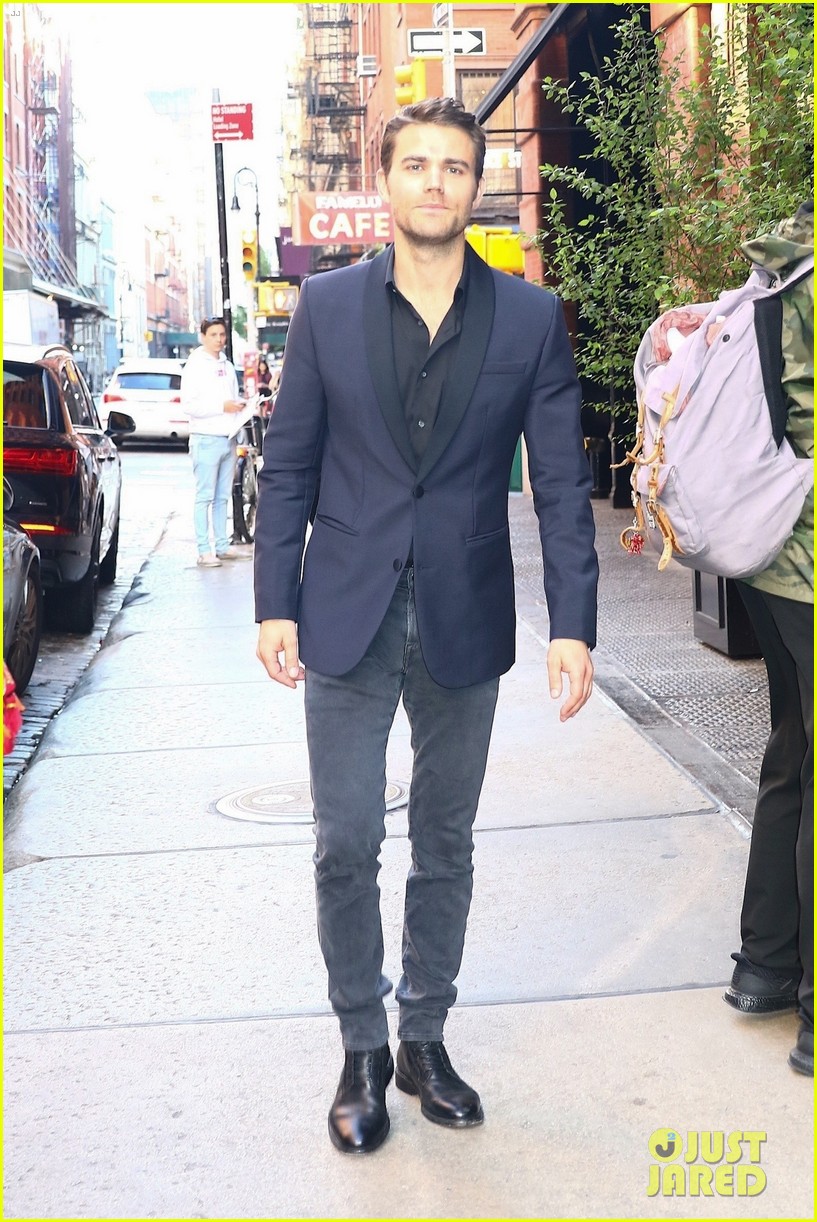 Paul Wesley Looks Sharp in a Suit in NYC!: Photo 1164389 | Paul Wesley  Pictures | Just Jared Jr.