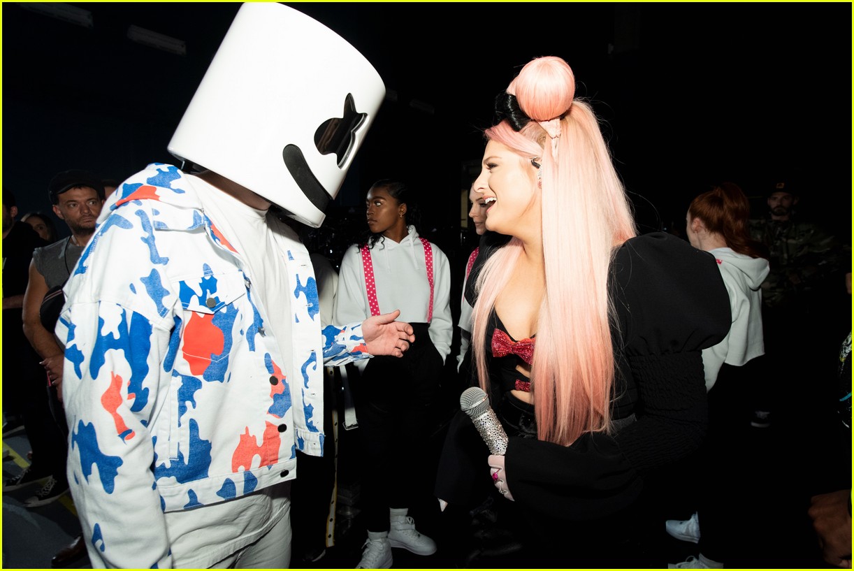 backstage at the radio disney music awards see the moments you missed on tv 15
