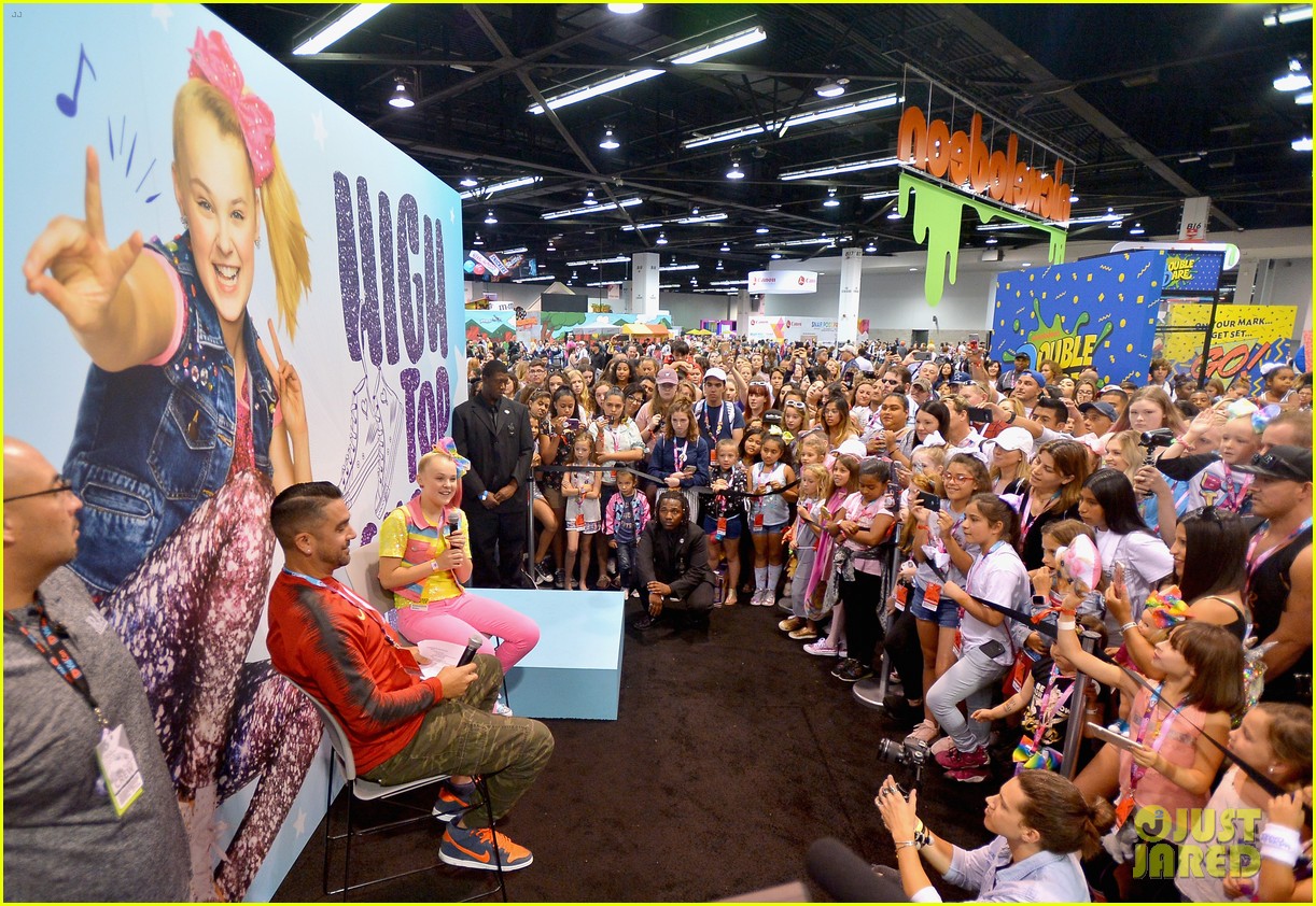 Full Sized Photo of jojo siwa keeps it coloful while hanging with fans