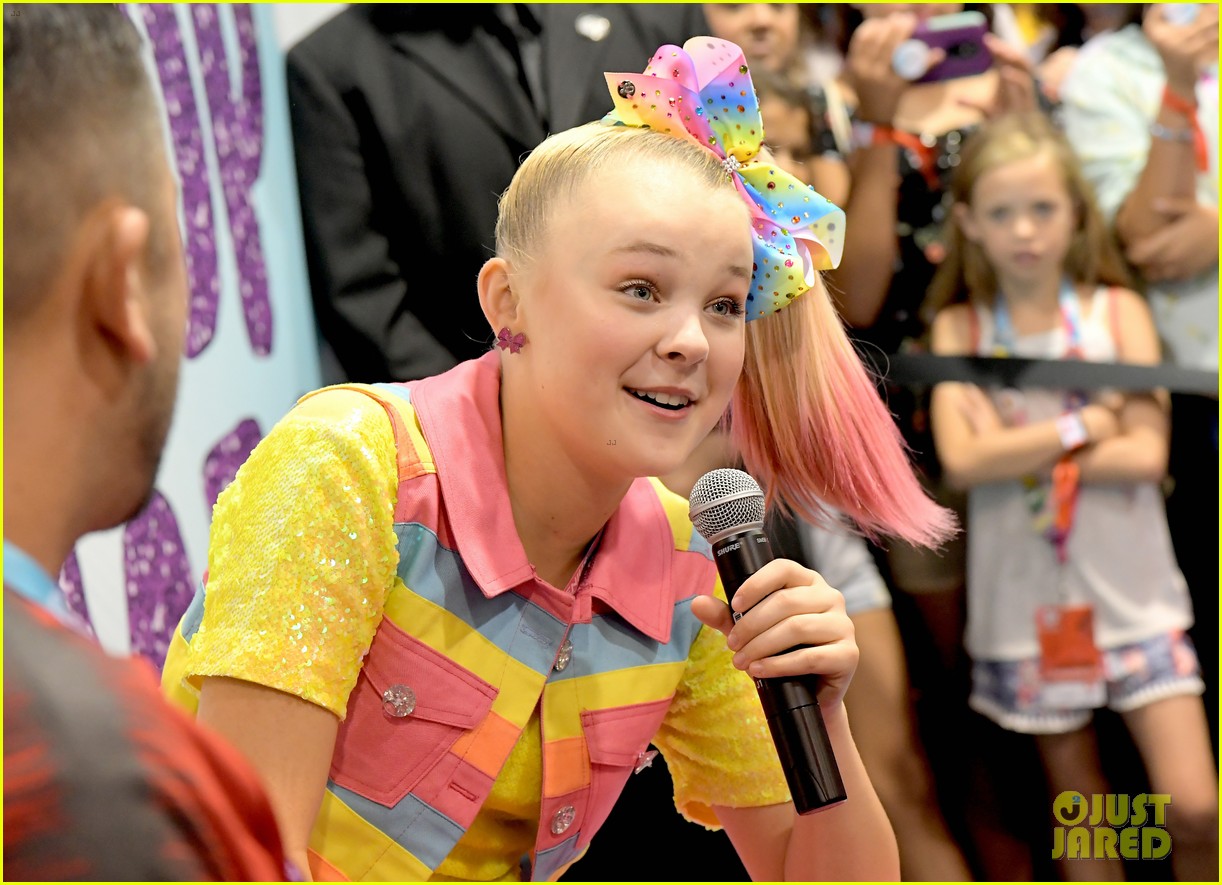 JoJo Siwa Keeps It Colorful While Hanging With Fans at VidCon 2018 ...