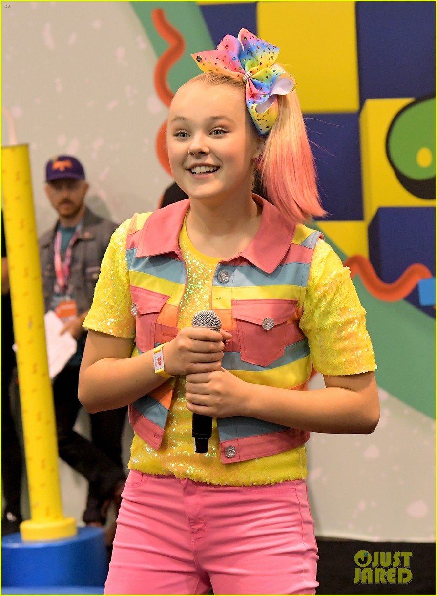 Jojo Siwa Keeps It Colorful While Hanging With Fans At Vidcon 2018 Photo 1169292 Photo