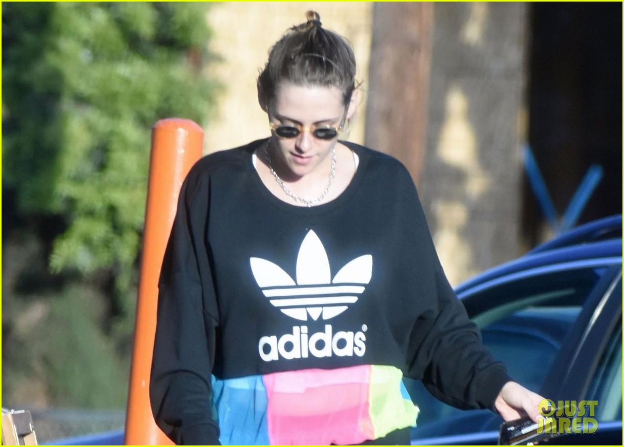 Kristen Stewart Gets Her Nails Done in Los Angeles | Photo 1163565