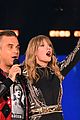taylor swift brings special guest robbie williams on stage at reputation show in london 05