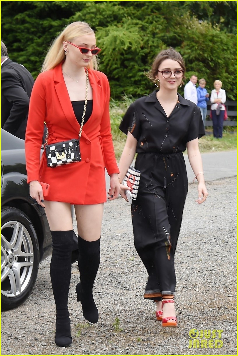 Game of Thrones' Sophie Turner & Maisie Williams Reunite at Co-Stars ...