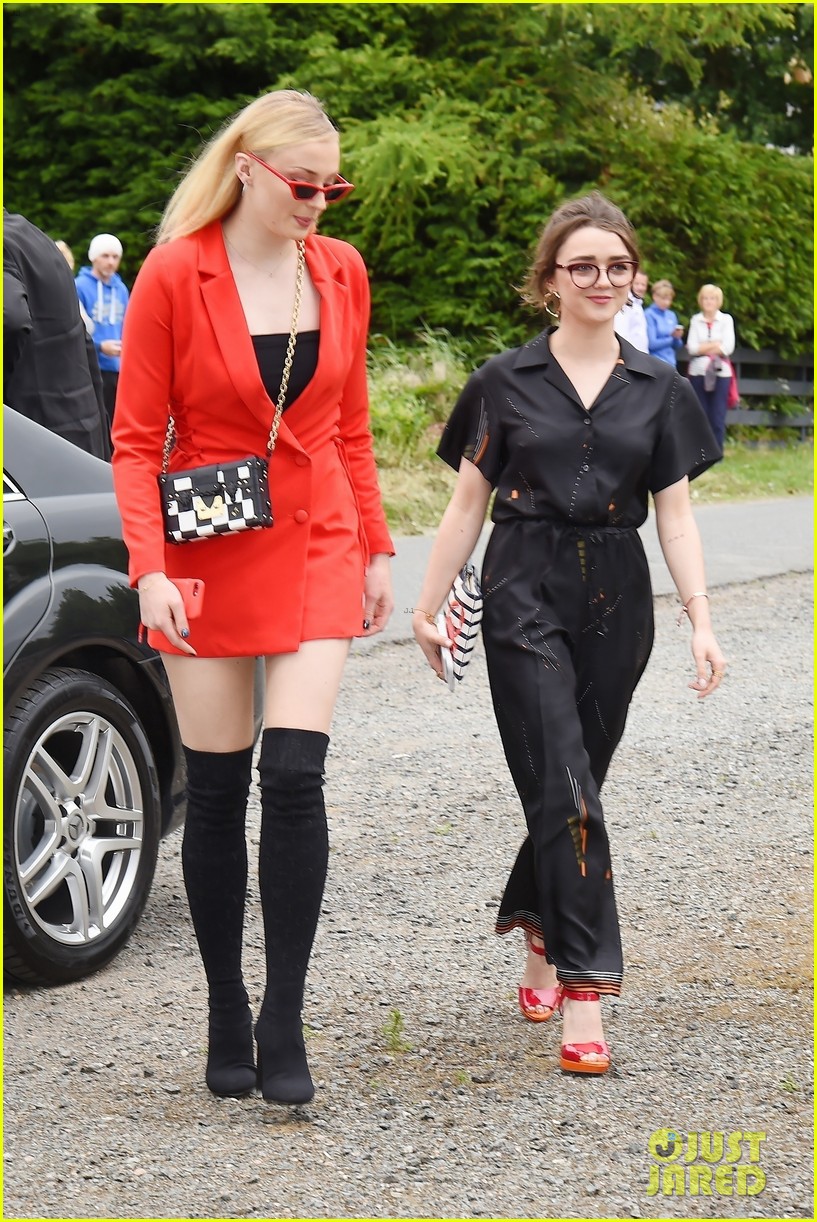 Game of Thrones' Sophie Turner & Maisie Williams Reunite at Co