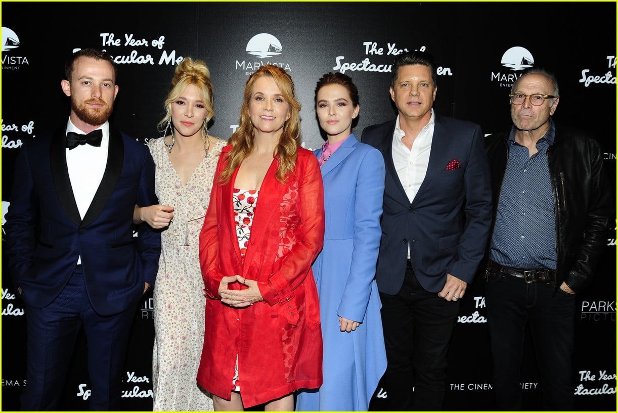 Zoey & Madelyn Deutch Make 'The Year of Spectacular Men' Premiere in