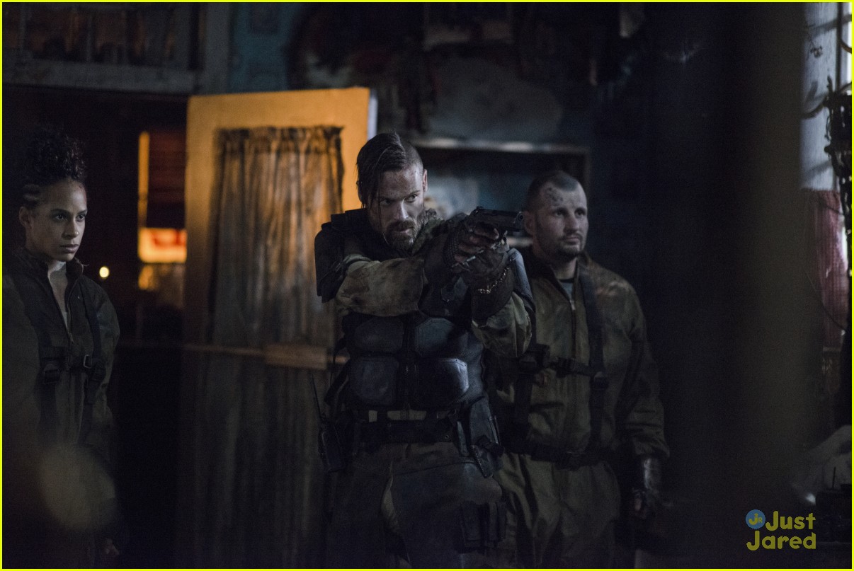 the 100 returns bellamy octavia poisoned 04