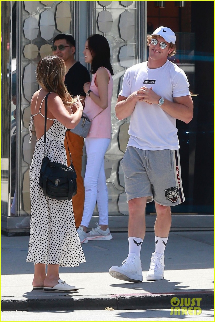 Logan Paul Shops With Girlfriend Chloe Bennet After She Defends Relationship Photo 1172048 Chloe Bennet Logan Paul Pictures Just Jared Jr