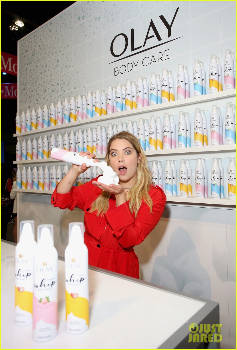 ashley benson tries out olays new foaming whip body wash at beautcon 2018 01