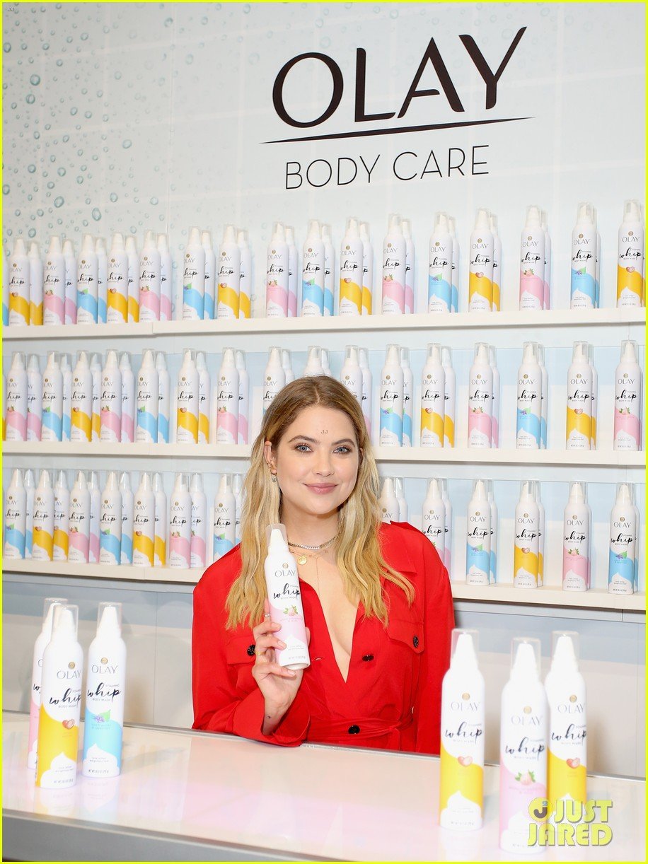 ashley benson tries out olays new foaming whip body wash at beautcon 2018 04