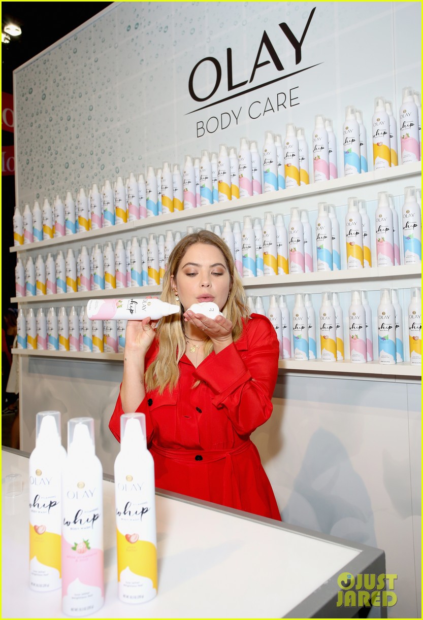 ashley benson tries out olays new foaming whip body wash at beautcon 2018 08