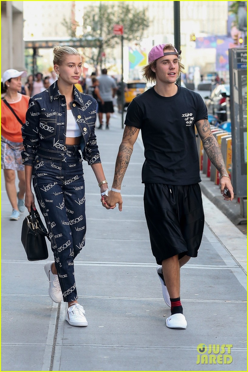Justin Bieber Holds Hands with Hailey Baldwin After Sushi Date Photo(01)