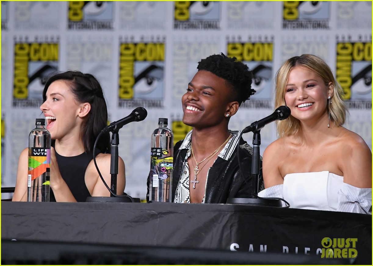 Full Sized Photo of olivia holt aubrey joseph cloak dagger comic con 11