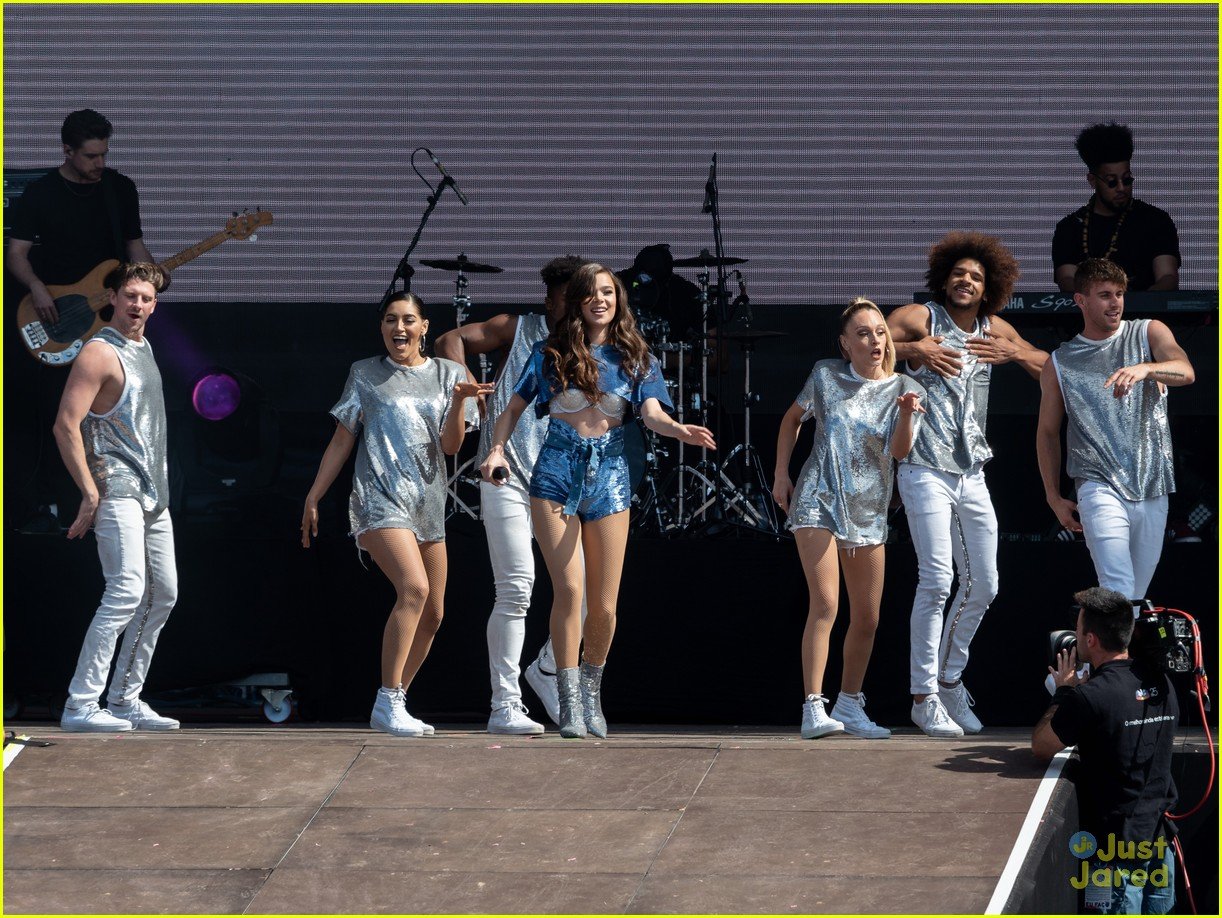 Full Sized Photo of hailee steinfeld rock rio lisbon pics 04 | Hailee