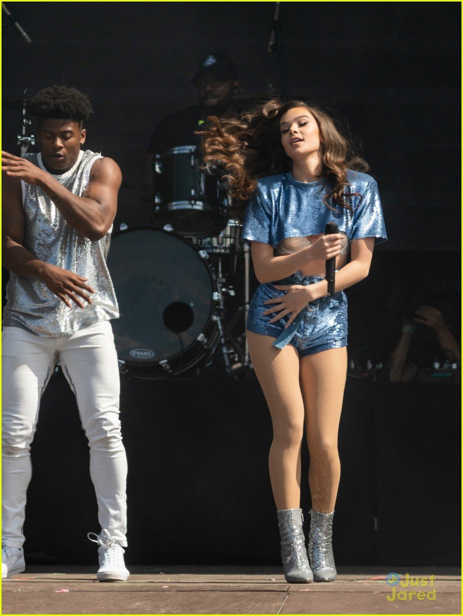Hailee Steinfeld Reveals That Tour Mate Katy Perry Is Her Pop Idol